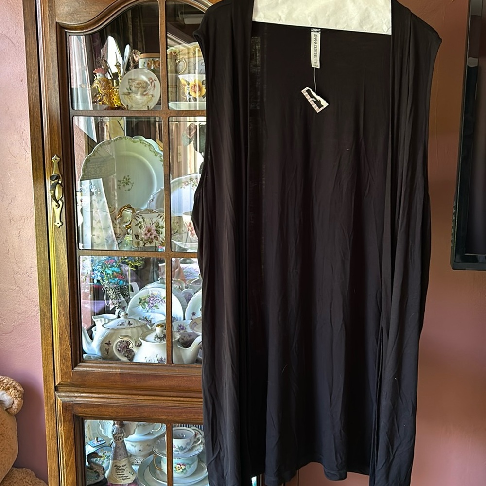 ZENANA OUTFITTERS SIZE 3X. Long black lightweight sweater. NWOT. Sleeveless. SS